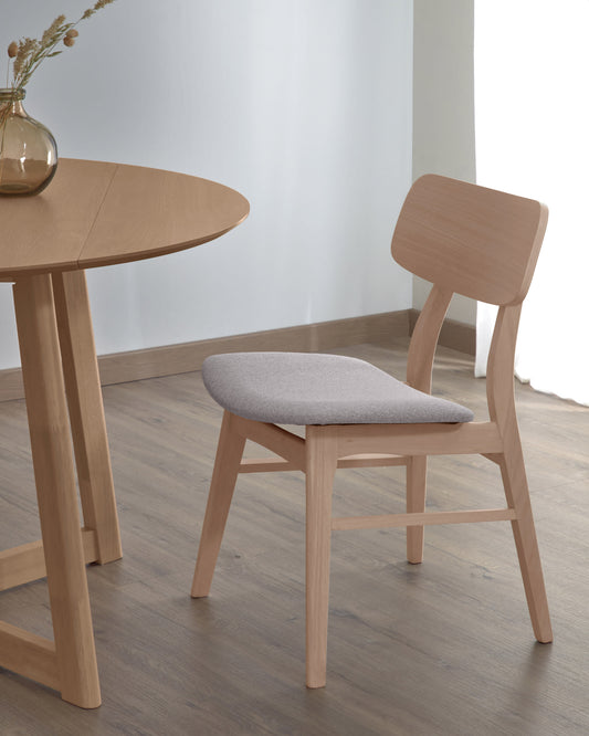 Selia chair in oak veneer, solid rubber wood, and light grey upholstery