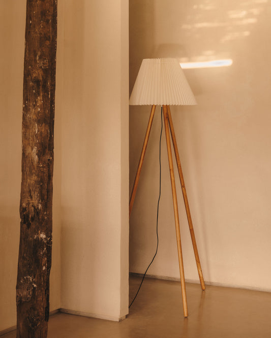 Benicarlo floor lamp in solid rubber wood with a natural, beige finish