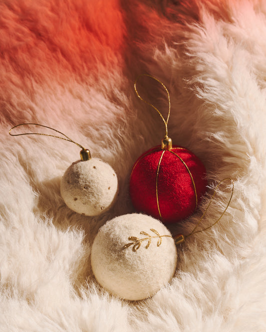 Breshi set of 3 large red decorative pendant balls with gold details