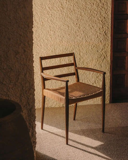 Analy chair with armrests in solid oak wood in a walnut finish and rope cord seat FSC 100%