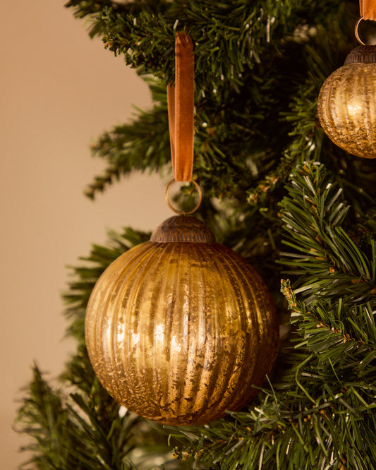 Elur Christmas bauble made of gold recycled glass, Ø 15 cm