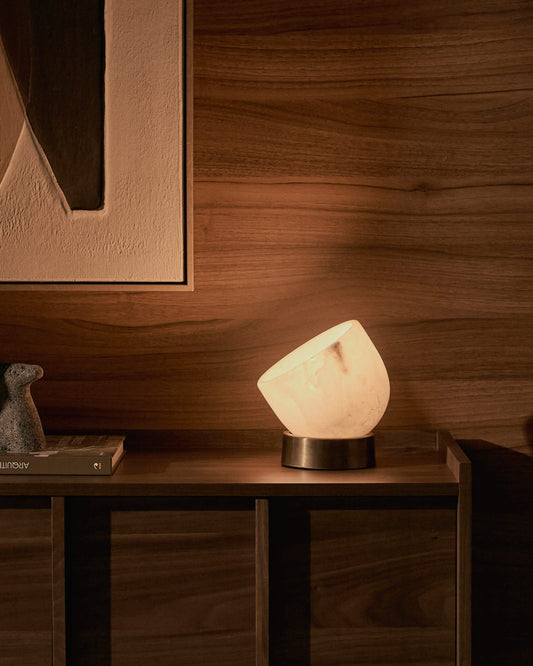 Shenli table lamp in alabaster and metal with a brass finish