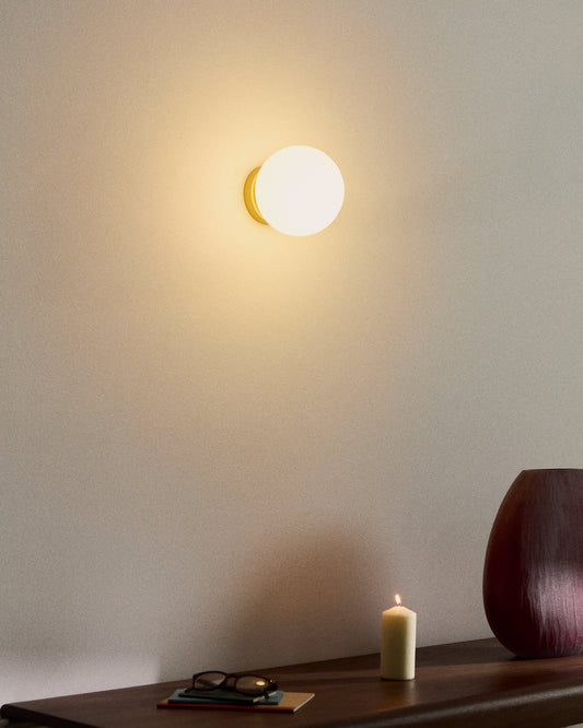 Brisia metal wall lamp with brushed brass finish and 1 frosted glass ball Ø15cm