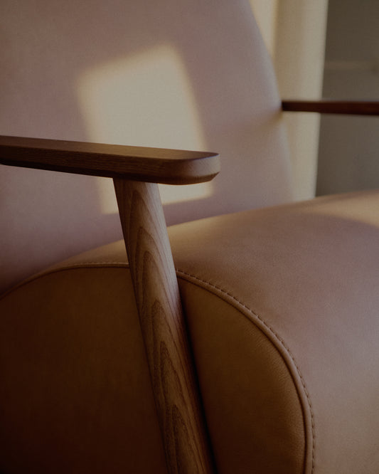 Meghan armchair in brown leather and solid ash wood with walnut-coloured finish FSC Mix Credit