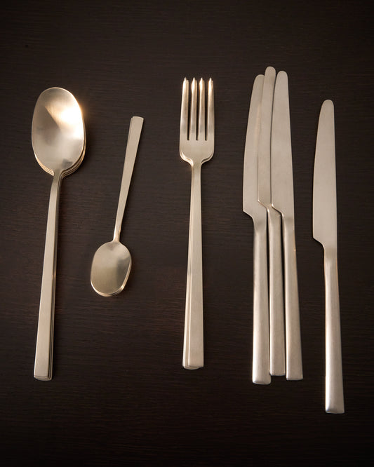 Dilora 16-piece stainless steel cutlery set with a matte finish