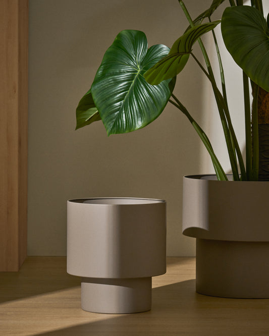 Mash round metal planter in taupe Ø28