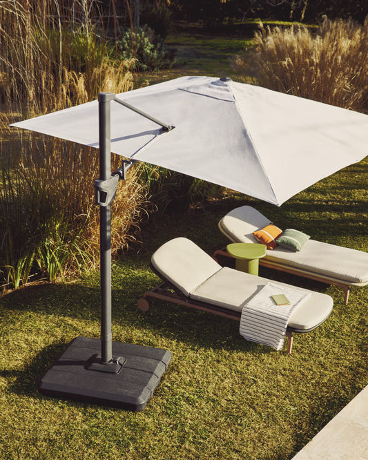 Alfaz cantilever parasol base in black plastic 98 x 98 cm