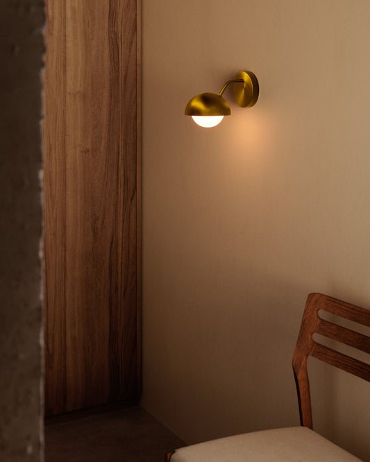 Lonela wall lamp in metal with brass finish