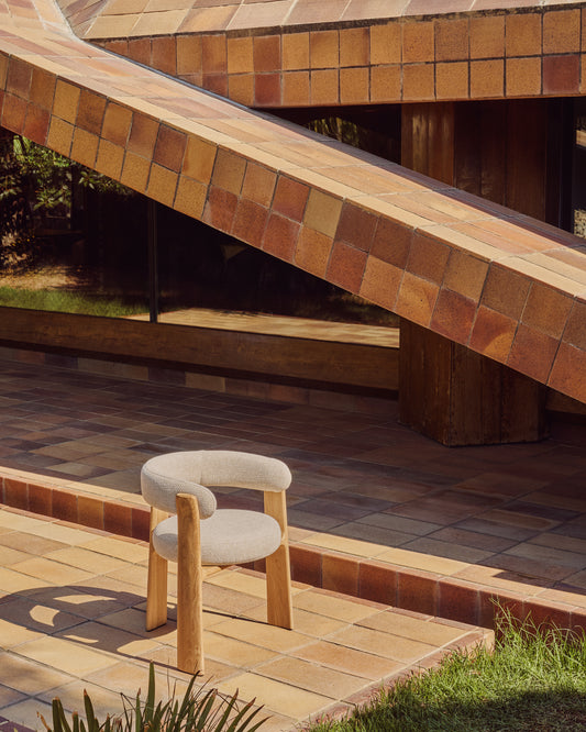 Granite 3-leg beige outdoor chair with FSC 100% solid teak wood legs in a natural finish