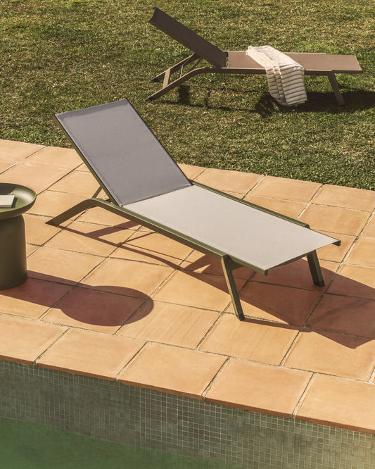Stackable Capraia sun lounger in green aluminium with beige texteline