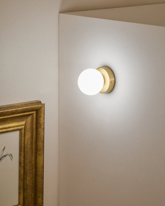 Brisia metal wall lamp with brushed brass finish and 1 frosted glass ball Ø8cm