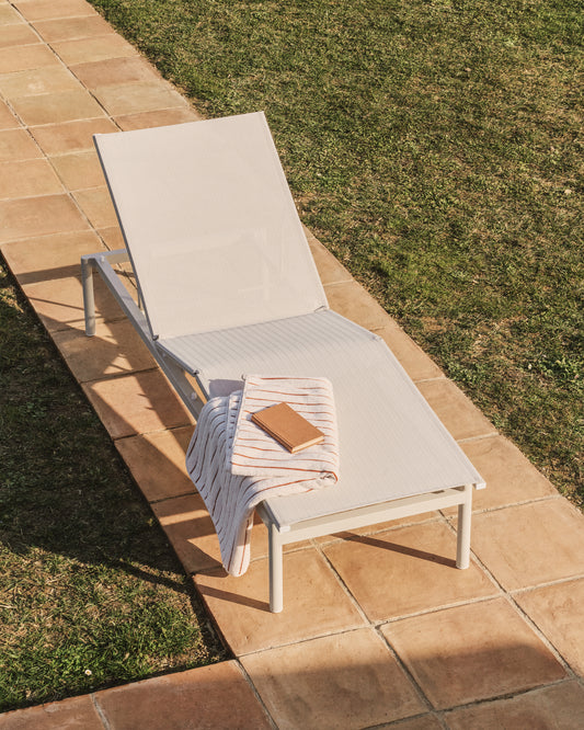 Stackable sun lounger Lesina in ecru aluminium and texteline