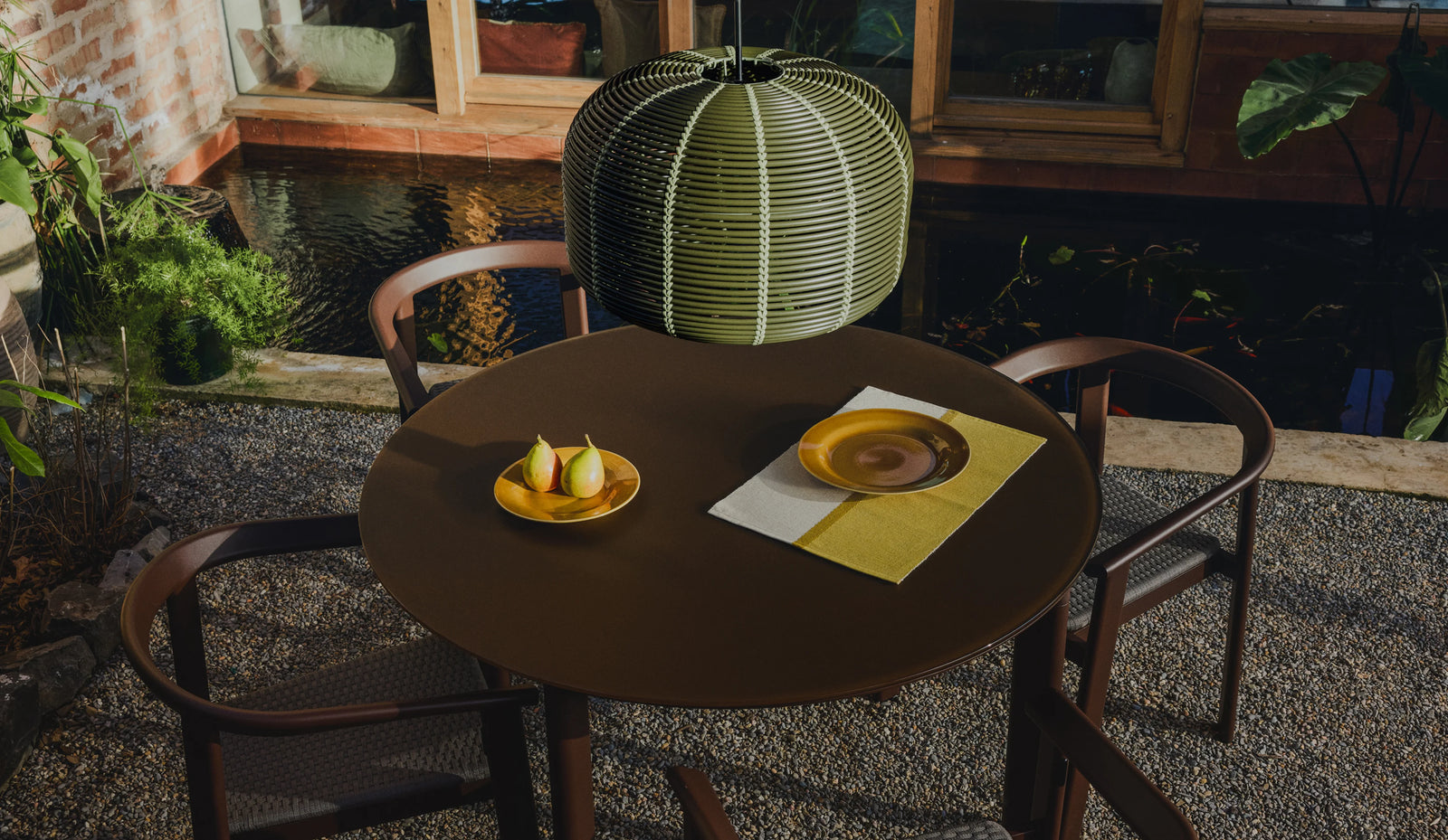 Erice round table in aluminium and brown tempered glass Ø120 cm